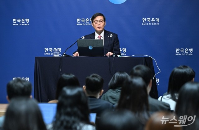 이창용 한은 총재 "K금리점도표 도입···3개월 내 인상 논의 없어"