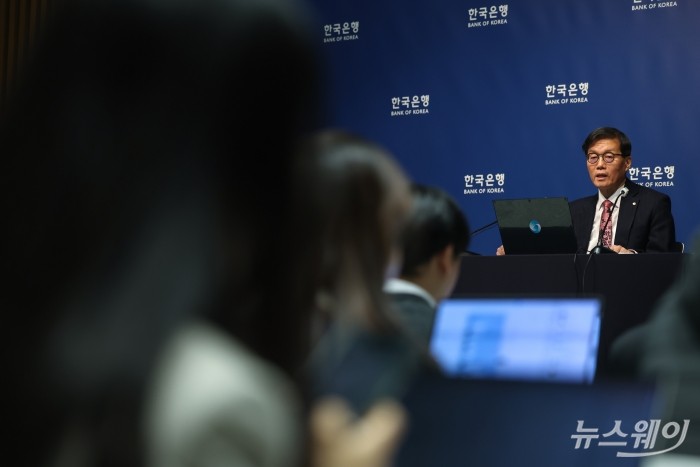 이창용 한국은행 총재가 26일 서울 중구 한국은행 본관에서 기자간담회에서 발언하고 있다. 사진=사진공동취재단