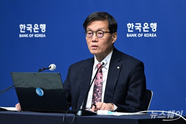 韓 경제성장률 '마의 2%' 탈환···"반도체 덕 봤다"