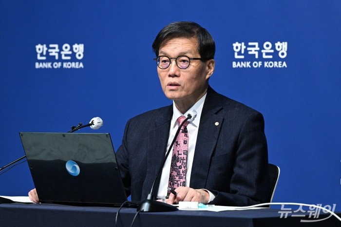 이창용 한국은행 총재가 26일 서울 중구 한국은행에서 열린 금융통화위원회 본회의를 마치고 기자간담회에 참석해 발언하고 있다. 사진=사진공동취재단