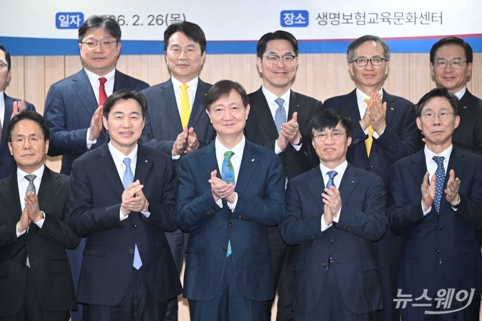 이찬진 금융감독원장을 비롯한 보험업계 대표들이 26일 오후 서울 종로구 생명보험교육문화센터에서 열린 보험회사 CEO 간담회에서 기념촬영을 하고 있다. (앞 줄 왼쪽 두 번째부터 네 번째까지)이병래 손해보험협회장, 이 금감원장, 김철주 생명보험협회장. 사진=강민석 기자 kms@newsway.co.kr