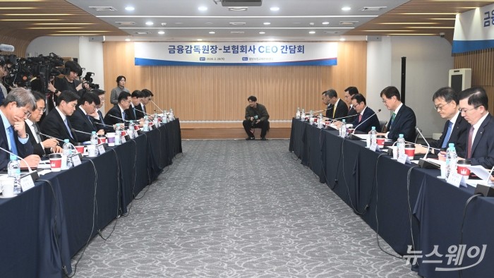 (오른쪽 세 번째)이찬진 금융감독원장이 26일 오후 서울 종로구 생명보험교육문화센터에서 열린 보험회사 CEO 간담회에서 모두발언을 하고 있다. 사진=강민석 기자 kms@newsway.co.kr