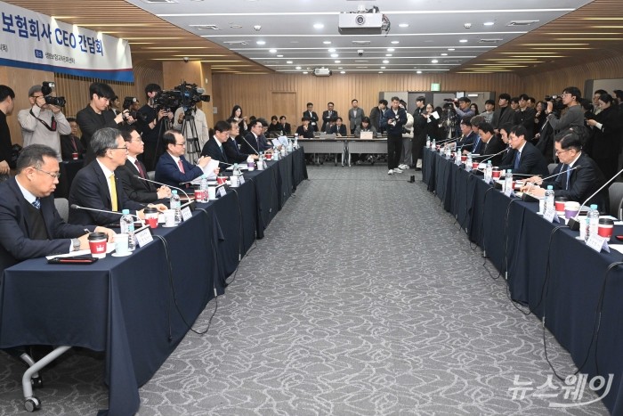(오른쪽 두 번째)김철주 생명보험협회장이 26일 오후 서울 종로구 생명보험교육문화센터에서 열린 보험회사 CEO 간담회에서 인사말을 하고 있다. 사진=강민석 기자 kms@newsway.co.kr