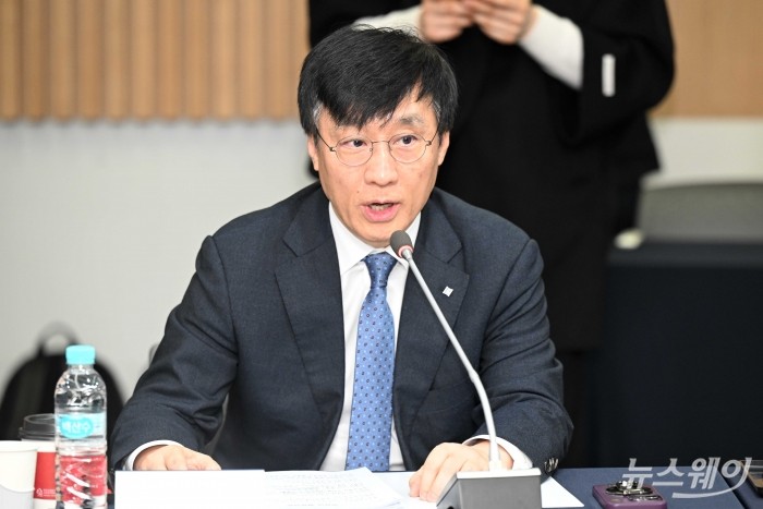 김철주 생명보험협회장이 26일 오후 서울 종로구 생명보험교육문화센터에서 열린 보험회사 CEO 간담회에서 인사말을 하고 있다. 사진=강민석 기자 kms@newsway.co.kr