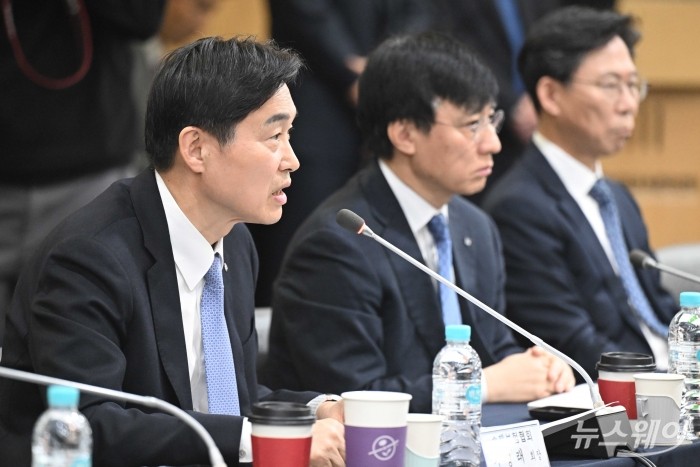 이병래 손해보험협회장이 26일 오후 서울 종로구 생명보험교육문화센터에서 열린 보험회사 CEO 간담회에서 인사말을 하고 있다. 사진=강민석 기자 kms@newsway.co.kr