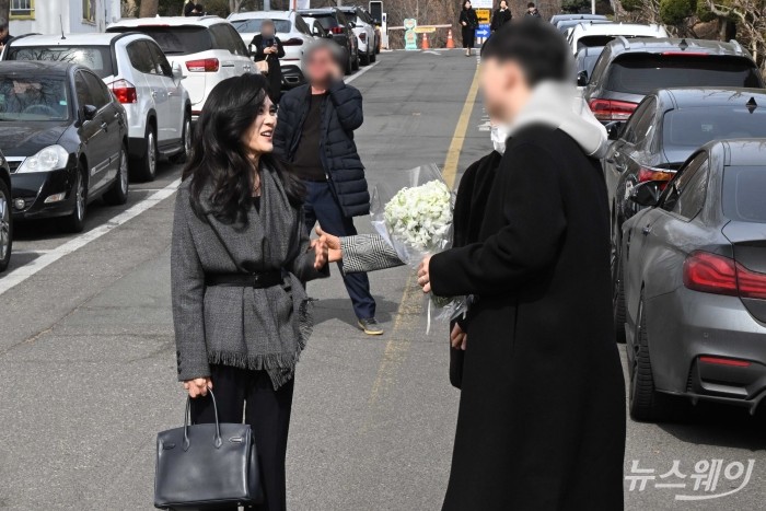 (왼쪽)이부진 호텔신라 대표이사 사장 겸 두을장학재단 이사장이 26일 오후 서울 관악구 서울대학교 2026학년도 입학식을 찾아 아들 임동현 군의 입학을 축하하며 미소를 짓고 있다. 사진=강민석 기자 kms@newsway.co.kr