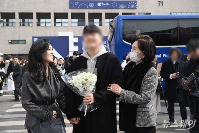 (오른쪽 첫 번째)홍라희 리움미술관 명예관장과 (왼쪽 첫 번째)이부진 호텔신라 대표이사 사장 겸 두을장학재단 이사장이 26일 오후 서울 관악구 서울대학교 2026학년도 입학식을 찾아 (중앙)이 대표의 아들 임동현 군의 입학을 축하하며 미소를 짓고 있다. 사진=강민석 기자 kms@newsway.co.kr