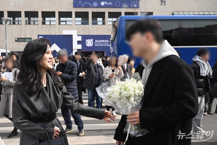 (왼쪽)이부진 호텔신라 대표이사 사장 겸 두을장학재단 이사장이 26일 오후 서울 관악구 서울대학교 2026학년도 입학식을 찾아 아들 임동현 군의 입학을 축하하며 미소를 짓고 있다. 사진=강민석 기자 kms@newsway.co.kr