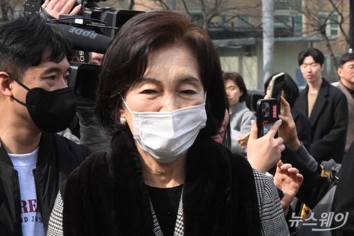 홍라희 리움미술관 명예관장이 26일 오후 서울 관악구 서울대학교 2026학년도 입학식을 찾아 손자 임동현 군의 입학을 축하하며 차량으로 이동하고 있다. 사진=강민석 기자 kms@newsway.co.kr