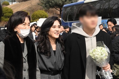 서울대 입학식서 번진 母女 미소···이부진-홍라희 '아들·손주 바보'