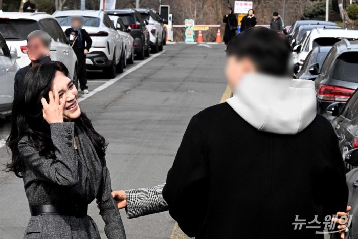 이부진 호텔신라 대표이사 사장 겸 두을장학재단 이사장이 26일 오후 서울 관악구 서울대학교 2026학년도 입학식을 찾아 아들 임동현 군의 입학을 축하하며 미소를 짓고 있다. 사진=강민석 기자 kms@newsway.co.kr