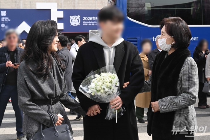 (오른쪽 첫 번째)홍라희 리움미술관 명예관장과 (왼쪽 첫 번째)이부진 호텔신라 대표이사 사장 겸 두을장학재단 이사장이 26일 오후 서울 관악구 서울대학교 2026학년도 입학식을 찾아 (중앙)이 대표의 아들 임동현 군의 입학을 축하하며 미소를 짓고 있다. 사진=강민석 기자 kms@newsway.co.kr