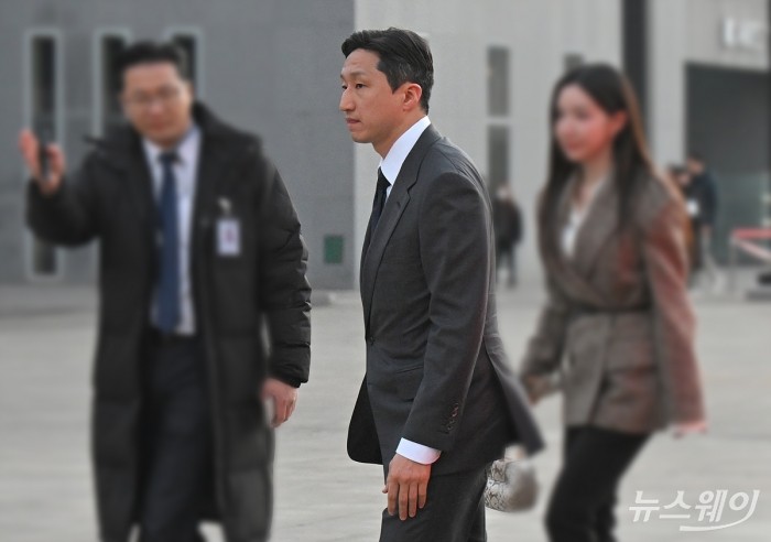 정기선 hd현대그룹 회장이 25일 오후 서울 서초구 예술의전당 콘서트홀에서 열린 '아산 정주영 서거 25주기 추모 음악회: 이어지는 울림'에 참석하기 위해 차에서 내려 이동하고 있다. 사진=이수길 기자 Leo2004@newsway.co.kr