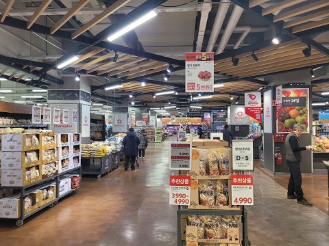 '운명의 날' 앞둔 홈플러스 '텅' 비어가는 매대