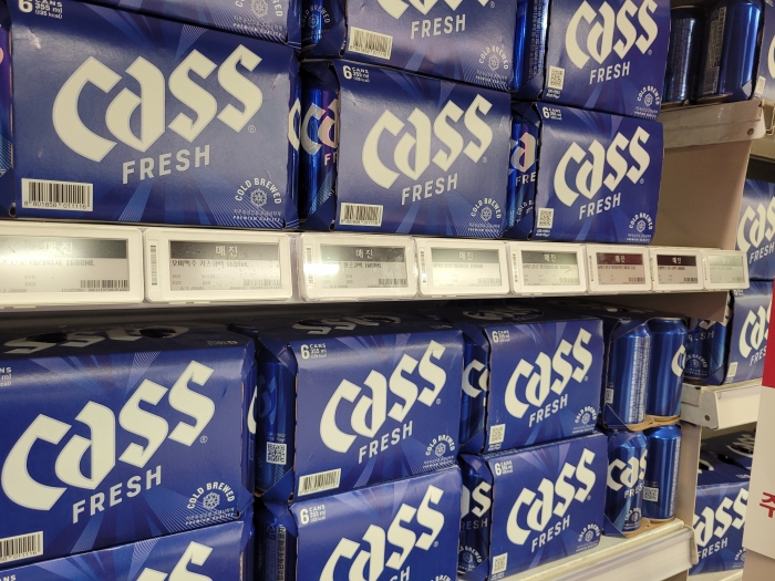 홈플러스 월곡점은 신선식품 코너는 비교적 괜찮았으나, 가공 식음료 부문에서 매진된 상품이 다수 있었다. 사진은 해당 점포의 맥주 매대로 대부분의 맥주가 매진로 표시됐다. 사진=서승범 기자 seo6100@