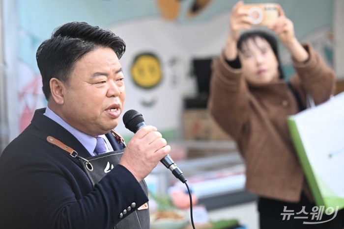 이기홍 한돈자조금관리위원회 위원장이 27일 오전 서울 종로구 청계천로 인근에서 열린 우리 삼겹살데이 우리 한돈으로 소비촉진 행사에서 인사말을 하고 있다. 사진=강민석 기자 kms@newsway.co.kr