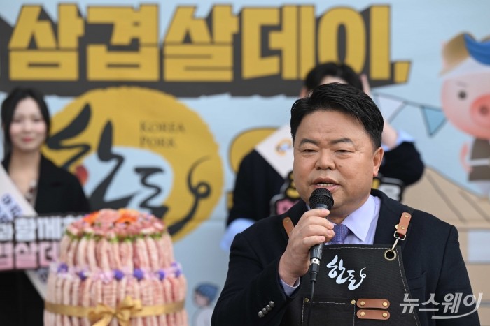 이기홍 한돈자조금관리위원회 위원장이 27일 오전 서울 종로구 청계천로 인근에서 열린 우리 삼겹살데이 우리 한돈으로 소비촉진 행사에서 인사말을 하고 있다. 사진=강민석 기자 kms@newsway.co.kr