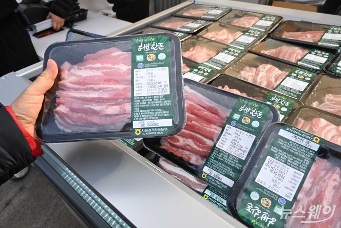 '우리 삼겹살데이 우리 한돈으로' 소비촉진 행사를 찾은 소비자들이 27일 오전 서울 종로구 청계천로 인근에 마련된 부스에서 한돈을 구매하고 있다. 사진=강민석 기자 kms@newsway.co.kr