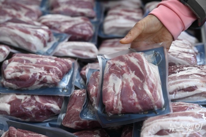 '우리 삼겹살데이 우리 한돈으로' 소비촉진 행사를 찾은 소비자들이 27일 오전 서울 종로구 청계천로 인근에 마련된 부스에서 한돈을 구매하고 있다. 사진=강민석 기자 kms@newsway.co.kr