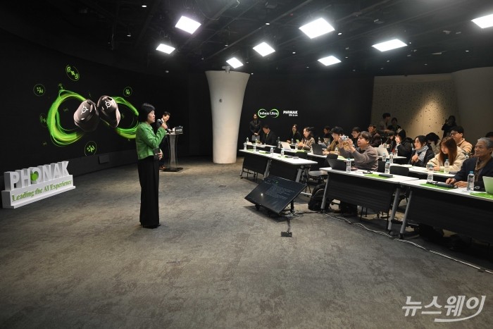 이윤경 소노바코리아 대표이사가 27일 오후 서울 중구 동대문디자인플라자(DDP)에서 열린 2026 포낙보청기 기자간담회에서 환영사를 하고 있다. 사진=강민석 기자 kms@newsway.co.kr