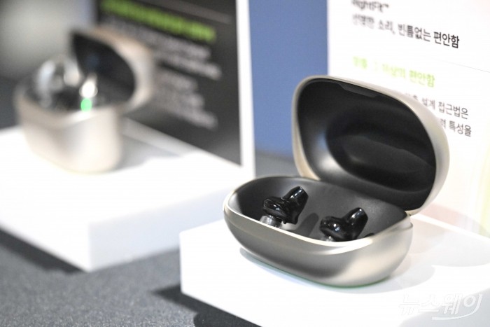 스위스 프리미엄 청각 브랜드 포낙이 27일 오후 서울 중구 동대문디자인플라자(DDP)에서 열린 2026 포낙보청기 기자간담회에서 '비르토 인피니오 R' 신제품을 전시하고 있다. 사진=강민석 기자 kms@newsway.co.kr