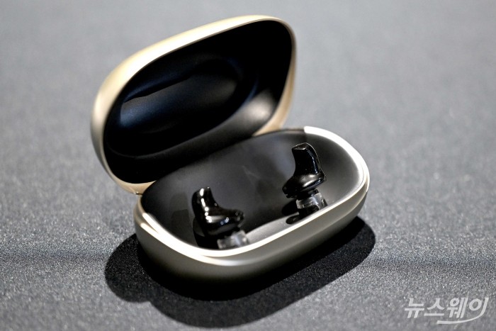 스위스 프리미엄 청각 브랜드 포낙이 27일 오후 서울 중구 동대문디자인플라자(DDP)에서 열린 2026 포낙보청기 기자간담회에서 '비르토 인피니오 R' 신제품을 공개하고 있다. 사진=강민석 기자 kms@newsway.co.kr