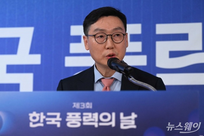 정종영 한국풍력산업협회 직무대행(명운산업개발의 해상풍력 개발사 삼해이앤씨 대표)이 27일 오후 서울 중구 롯데호텔에서 열린 제3회 한국풍력의 날에서 개회사를 하고 있다. 사진=강민석 기자 kms@newsway.co.kr