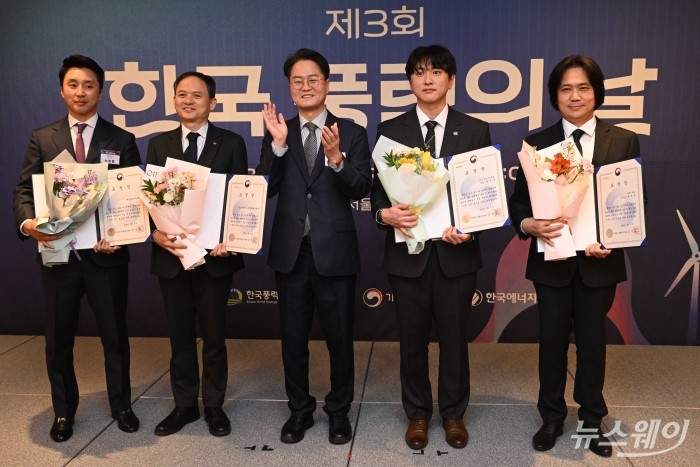 (앞 줄 왼쪽 세 번째)심진수 기후에너지환경부 재생에너지정책국장을 비롯한 수상자들이 27일 오후 서울 중구 롯데호텔에서 열린 제3회 한국풍력의 날에서 기념촬영을 하고 있다. 사진=강민석 기자 kms@newsway.co.kr
