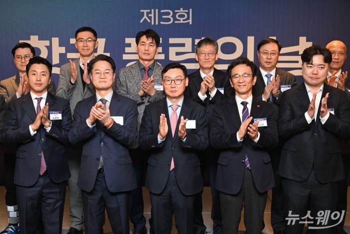 (앞 줄 왼쪽 두 번째)심진수 기후에너지환경부 재생에너지정책국장과 (앞 줄 오른쪽 세 번째)정종영 한국풍력산업협회 직무대행을 비롯한 참석자들이 27일 오후 서울 중구 롯데호텔에서 열린 제3회 한국풍력의 날에서 기념촬영을 하고 있다. 사진=강민석 기자 kms@newsway.co.kr