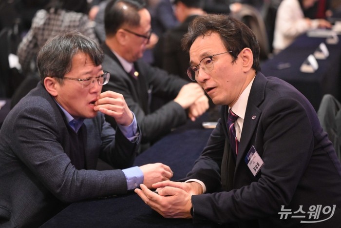 (오른쪽)김상렬 한국풍력에너지학회장과 강금석 한국에너지기술평가원 풍력PD가 27일 오후 서울 중구 롯데호텔에서 열린 제3회 한국풍력의 날에 참석해 대화하고 있다. 사진=강민석 기자 kms@newsway.co.kr