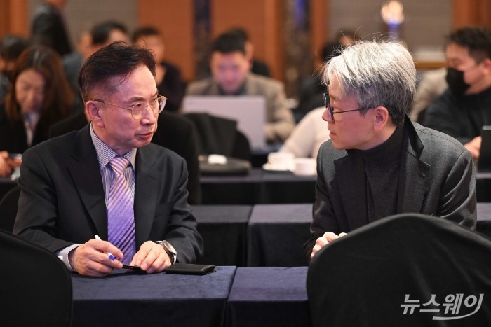 (왼쪽)강영규 SK오션플랜트 대표와 이진표 SK이노베이션 E&S 팀장이 27일 오후 서울 중구 롯데호텔에서 열린 제3회 한국풍력의 날에서 대화하고 있다. 사진=강민석 기자 kms@newsway.co.kr