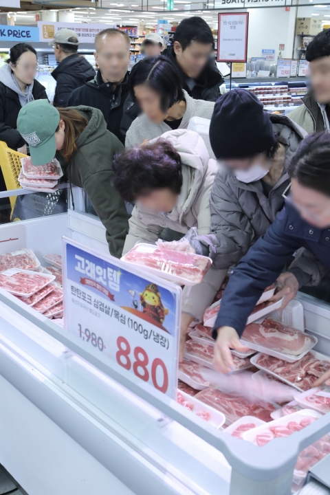 "삼겹살 우리가 더 싸요"···3.3데이 가격 인파 파티