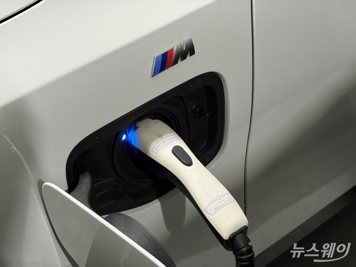 BMW 550e x드라이브 충전 모습. 사진=권지용 기자