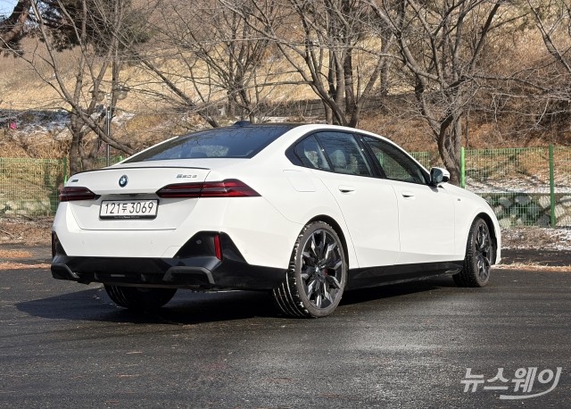 "서킷선 맹수, 도심선 신사"···BMW 550e의 두 얼굴 