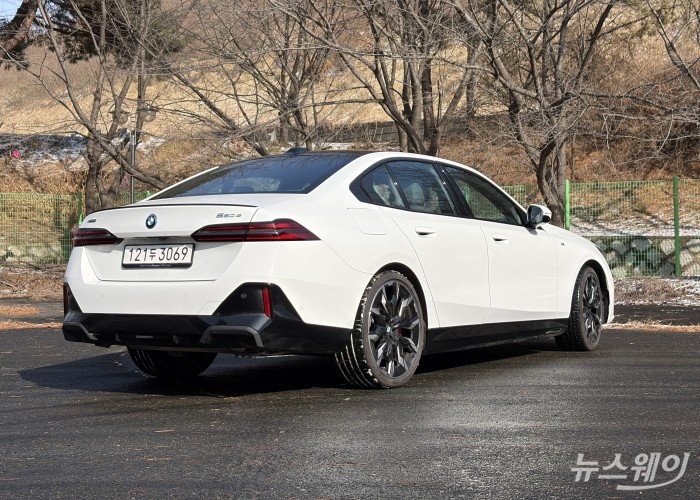 "서킷선 맹수, 도심선 신사"···BMW 550e의 두 얼굴 