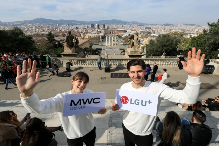 스페인 바르셀로나의 카탈루냐 미술관에서 LG유플러스 현지 전시 관계자들이 바르셀로나 시내를 배경으로 행사 개막을 선언하고 있다. 사진=LG유플러스 제공