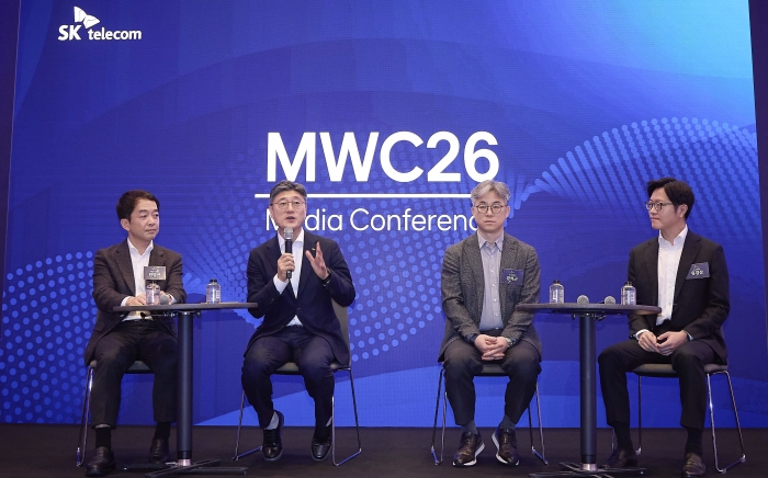 (왼쪽부터)한명진 SKT MNO CIC장, 정재헌 SKT CEO, 정석근 AI CIC장, 유경상 AI CIC장이 1일(현지시간) 스페인 바르셀로나에서 기자간담회를 개최하고 질의응답을 진행하고 있다. 사진=SK텔레콤 제공