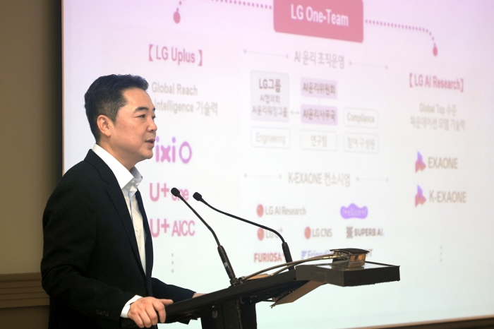 이상엽 LG유플러스 CTO가 1일(현지 시간) '모바일 월드 콩그레스(MWC) 2026'이 열리는 스페인 바르셀로나에서 기자간담회를 열고 AI 에이전트 익시오 개발 방향을 설명하고 있다. 사진=LG유플러스 제공