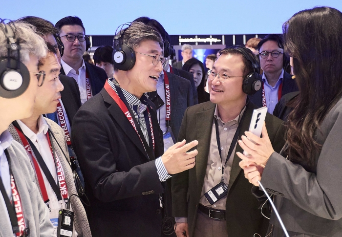 2일(현지시각)스페인 바르셀로나에서 개막한 MWC26에서 정재헌 SKT CEO(왼쪽)가 노태문 삼성전자 사장과 삼성전자 부스를 둘러보는 모습. 사진=SK텔레콤 제공