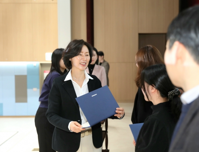 삼성바이오에피스 김경아 사장(왼쪽)이 창립 14주년 기념 행사에서 우수 직원을 시상하고 있다 사진 제공=삼성바이오에피스