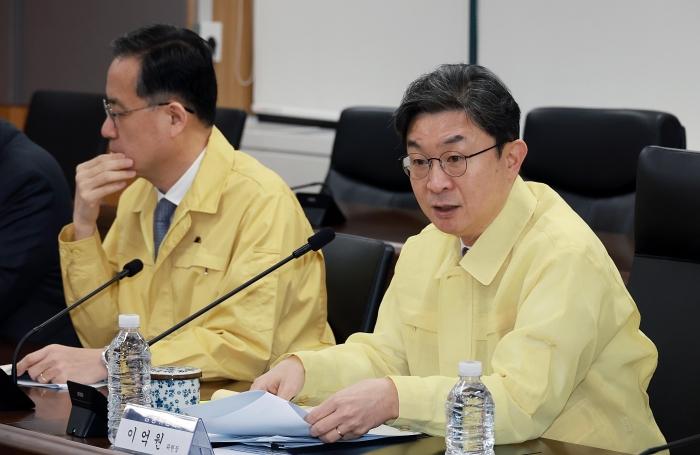 이억원 금융위원장이 3일 오전 서울 종로구 정부서울청사에서 재정경제부, 한국은행, 금융감독원, 산업은행, 기업은행, 신용보증기금, 한국거래소, 국제금융센터 등과 함께 개최한 중동상황 관련 관계기관 합동 '금융시장 상황점검회의'에서 최근 중동 지역 내 지정학적 불확실성 확대에 따른 경제 및 금융시장 영향을 점검하고, 중동지역 수출 취약 중소·중견기업 지원방안 등 향후 대응방안을 논의했다. 사진=금융위원회 제공.