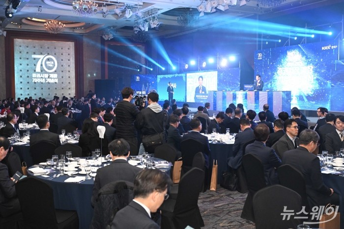 정은보 한국거래소 이사장이 3일 오전 서울 중구 롯데호텔에서 열린 증권시장 개장 70주년 기념식에서 환영사를 하고 있다. 사진=강민석 기자 kms@newsway.co.kr