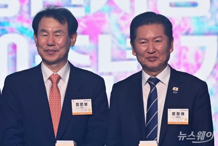 (오른쪽)정청래 더불어민주당 대표와 정은보 한국거래소 이사장이 3일 오전 서울 중구 롯데호텔에서 열린 증권시장 개장 70주년 기념식에서 기념촬영 마친 뒤 미소를 짓고 있다. 사진=강민석 기자 kms@newsway.co.kr