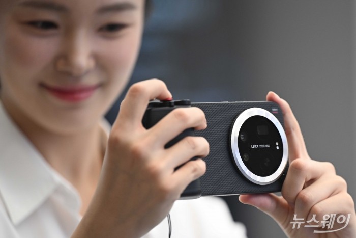 샤오미코리아(Xiaomi)가 3일 오전 서울 여의도 Xiaomi 스토어 IFC몰점에서 열린 신제품 국내 공식 출시에서 'Xiaomi 17 Ultra'를 공개하고 있다. 사진=강민석 기자 kms@newsway.co.kr