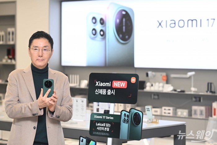 조세현 사진작가가 3일 오전 서울 여의도 Xiaomi 스토어 IFC몰점에서 열린 신제품 국내 공식 출시에서 'Xiaomi 17 Ultra'를 소개하고 있다. 사진=강민석 기자 kms@newsway.co.kr
