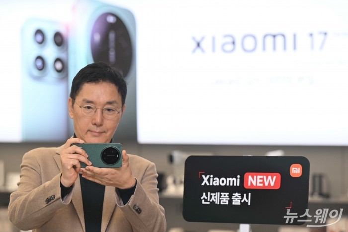 조세현 사진작가가 3일 오전 서울 여의도 Xiaomi 스토어 IFC몰점에서 열린 신제품 국내 공식 출시에서 'Xiaomi 17 Ultra'를 소개하고 있다. 사진=강민석 기자 kms@newsway.co.kr