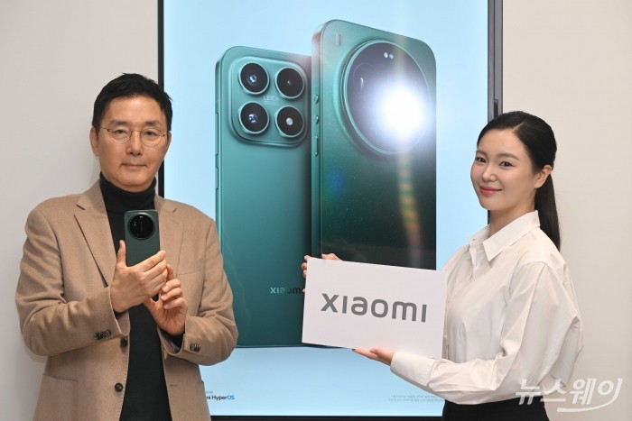 (왼쪽)조세현 사진작가가 3일 오전 서울 여의도 Xiaomi 스토어 IFC몰점에서 열린 신제품 국내 공식 출시에서 'Xiaomi 17 Ultra'를 소개하고 있다. 사진=강민석 기자 kms@newsway.co.kr