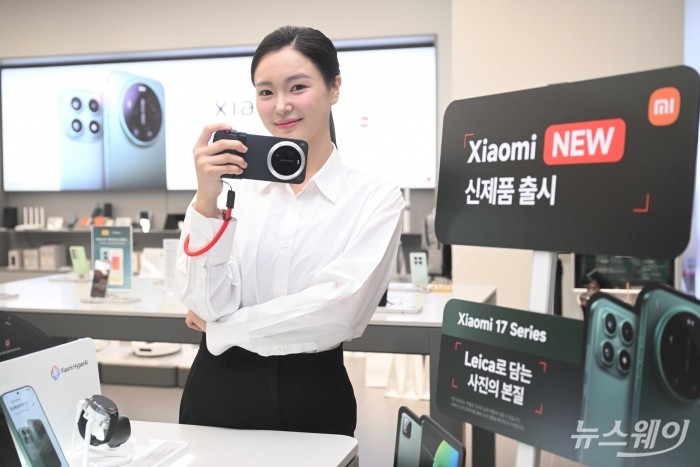 샤오미코리아(Xiaomi)가 3일 오전 서울 여의도 Xiaomi 스토어 IFC몰점에서 열린 신제품 국내 공식 출시에서 'Xiaomi 17 Ultra'를 소개하고 있다. 사진=강민석 기자 kms@newsway.co.kr