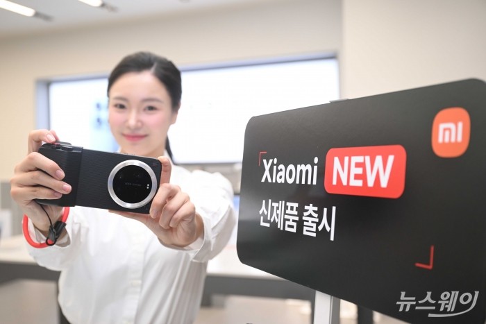 샤오미코리아(Xiaomi)가 3일 오전 서울 여의도 Xiaomi 스토어 IFC몰점에서 열린 신제품 국내 공식 출시에서 'Xiaomi 17 Ultra'를 소개하고 있다. 사진=강민석 기자 kms@newsway.co.kr