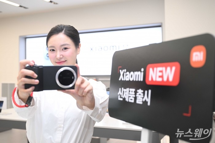 샤오미코리아(Xiaomi)가 3일 오전 서울 여의도 Xiaomi 스토어 IFC몰점에서 열린 신제품 국내 공식 출시에서 'Xiaomi 17 Ultra'를 소개하고 있다. 사진=강민석 기자 kms@newsway.co.kr